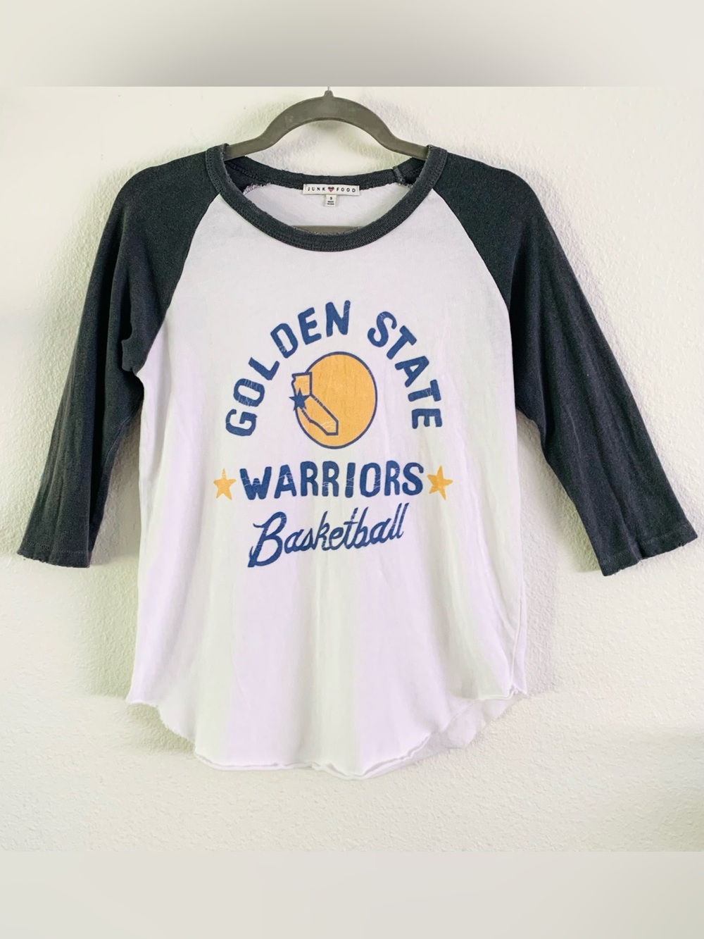 Junk Food Women’s Golden State Warriors Vintage-Style Graphic RaglanTee Size S